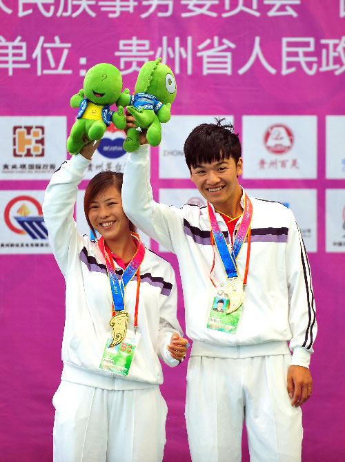 人称“神蹴侠侣”的吕金花、杜顺臣夺得蹴球男女混双第一，双双登上冠军领奖台。
